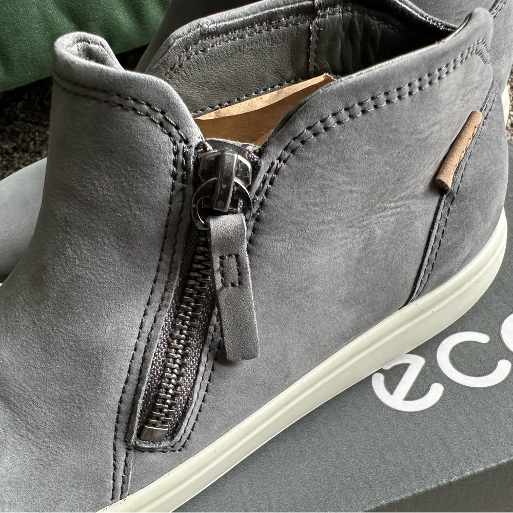 ECCO Soft 7. Women's Nubuck Zip Bootie. Size 6.5 - Picture 4 of 12